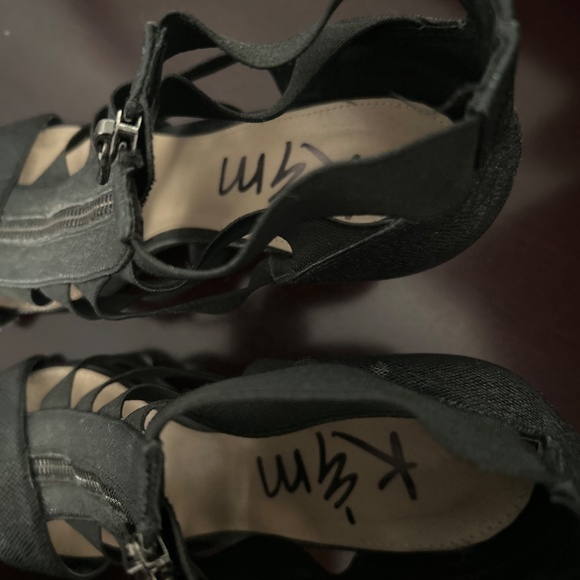 Black zippered up sandals - Picture 3 of 3